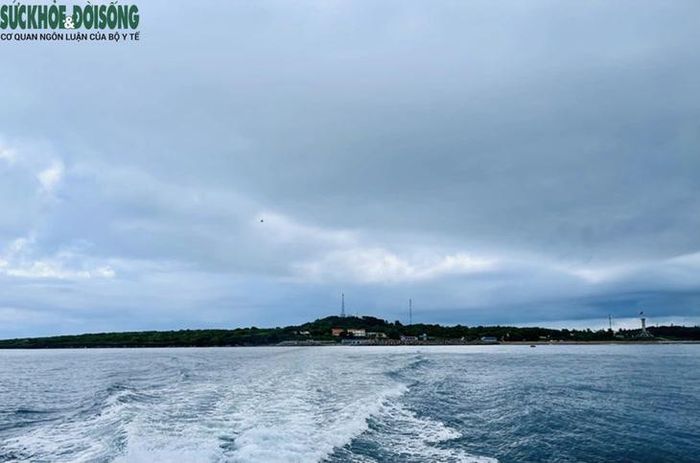 Đặc khu Cồn Cỏ là hòn đảo cách đất liền hơn 18 hải lý về phía Đông với diện tích khoảng 2,3 km2. Đây là hòn đảo có vị trí chiến lược quan trọng án ngữ cửa ngõ phía Nam vịnh Bắc Bộ. Trên đảo có khoảng 480 người sinh sống, trong đó, có hơn 20 hộ dân, còn lại là cán bộ và các lực lượng vũ trang đóng quân trên địa bàn.