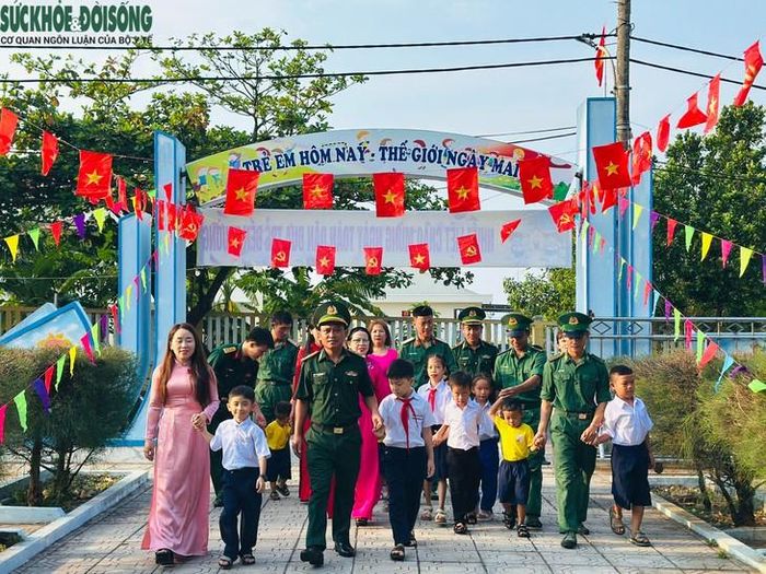 Năm học này, nhà trường có 17 học sinh, trong đó có 9 học sinh mầm non và 8 học sinh tiểu học. Dù quy mô lớp học không lớn, lễ khai giảng vẫn diễn ra trong không khí vui tươi, ấm áp với sự có mặt của cô, trò và đại diện các đơn vị trên địa bàn.