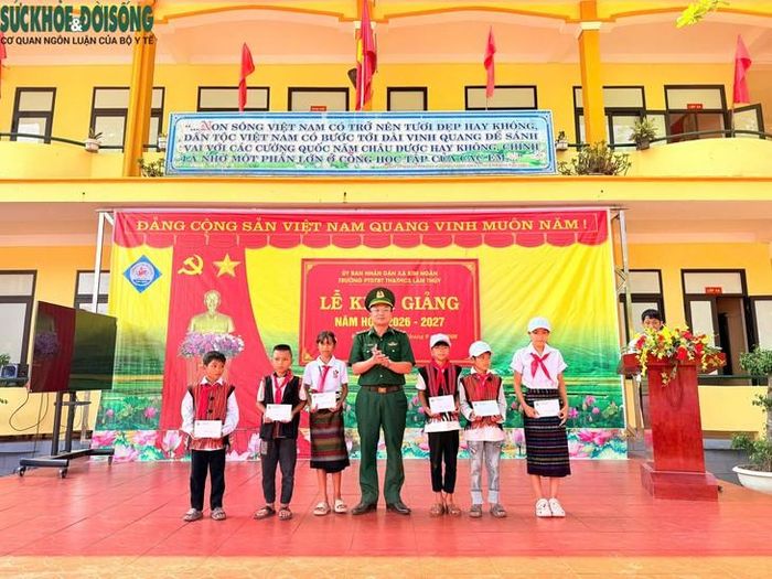 Ngoài nhiệm vụ bảo vệ chủ quyền, lực lượng biên phòng còn góp phần chăm lo cho học sinh nghèo vùng biên Kim Ngân.
