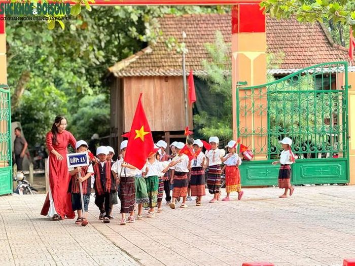 Năm nay, học trò của trường đều mặc trang phục truyền thống của đồng bào Bru - vân Kiều để dự lễ khai giảng.