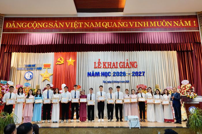 PGS.TS Nguyễn Khoa Hùng trao thưởng cho các tân sinh viên. Ảnh: T.M.