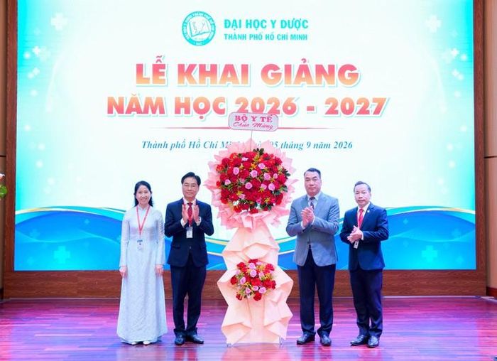 TS Nguyễn Ngô Quang - Cục trưởng Cục Khoa học công nghệ và Đào tạo, đại diện Bộ Y tế tặng lẵng hoa chúc mừng nhà trường nhân dịp khai giảng năm học mới. Ảnh: P.T.