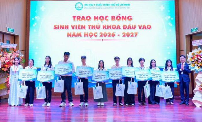 20 thủ khoa nhận học bổng toàn phẩn. Ảnh: P.T.