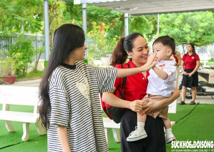 Phụ huynh và học sinh Trường Hội nhập Quốc tế iSchool Ninh Thuận nô nức đến trường. Ảnh: D.N.