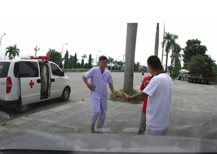 Hình ảnh chiếc xe cấp cứu và người mặc đồ nhân viên y tế liên quan vụ việc người nhà phản ảnh lên mạng xã hội . (Ảnh cắt từ clip).