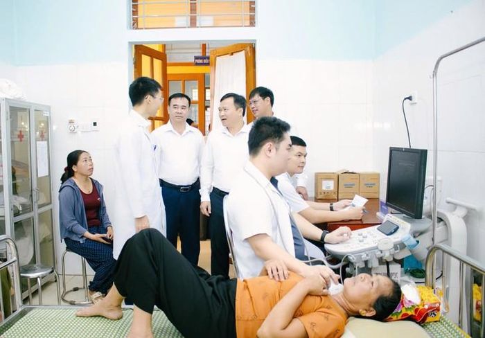 Bác sĩ Bệnh viện Ung bướu Nghệ An siêu âm, khám sàng lọc cho người dân tại Trạm Y tế xã Châu Bình. ẢNH: K. T