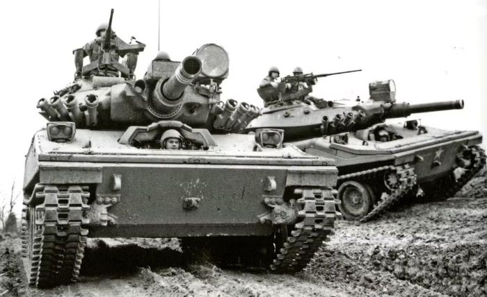 M551 Sheridan lại đi theo một hướng hoàn toàn khác. Mỹ thử giảm mạnh trọng lượng để tạo ra phương tiện có thể triển khai cùng lực lượng đổ bộ đường không, đồng thời trang bị pháo 152 mm có khả năng phóng tên lửa.
