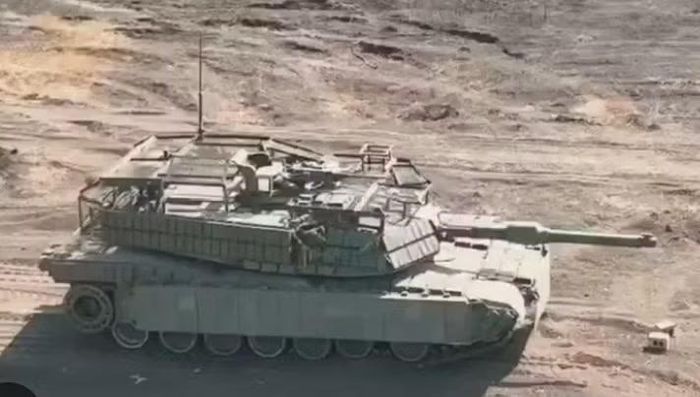 Đến M1 Abrams, tư duy thiết kế đã thay đổi sâu sắc. M1 kết hợp động cơ turbine khí, giáp composite, hệ thống điều khiển hỏa lực, kính ảnh nhiệt và pháo 105 mm.
