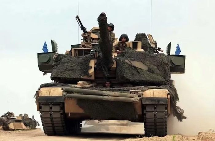 M1A1 sau đó chuyển sang pháo 120 mm và tăng cường khả năng bảo vệ. Những công nghệ này giúp Abrams trở thành một hệ thống chiến đấu phức tạp hơn nhiều so với các thế hệ Patton trước đó.