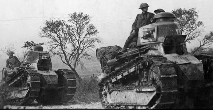 Năm 1917, khi Mỹ tham gia Thế chiến I, nước này gần như chưa có lực lượng xe tăng được tổ chức bài bản. Quân đội Mỹ phải học hỏi từ Anh và Pháp, trong đó xe tăng Renault FT của Pháp trở thành cơ sở quan trọng cho M1917.