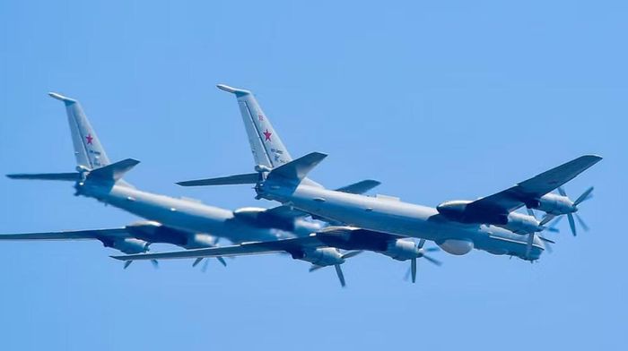 Vì vậy, Tu-142 mang đậm tư duy tuần tra đại dương tầm xa. Máy bay phải có đủ nhiên liệu để bay đến khu vực tìm kiếm, dành nhiều giờ cho nhiệm vụ rồi quay trở về.
