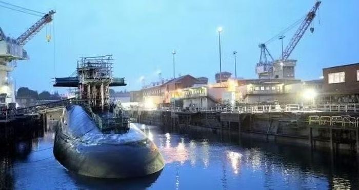 Theo ấn phẩm chuyên ngành Naval News, báo cáo này cho biết khối lượng công việc tại các xưởng đóng tàu đang cản trở quá trình loại biên tàu ngầm hạt nhân diễn ra đúng kế hoạch.