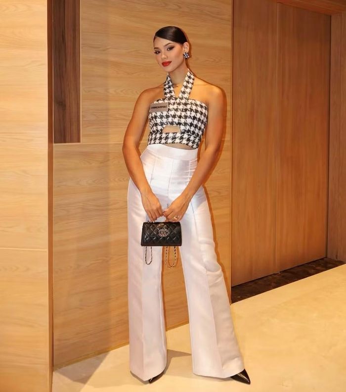 Theo Miss World, cô giảng dạy Văn học và Khoa học Xã hội bằng tiếng Anh, tập trung khuyến khích tư duy phản biện và sự phát triển toàn diện.
