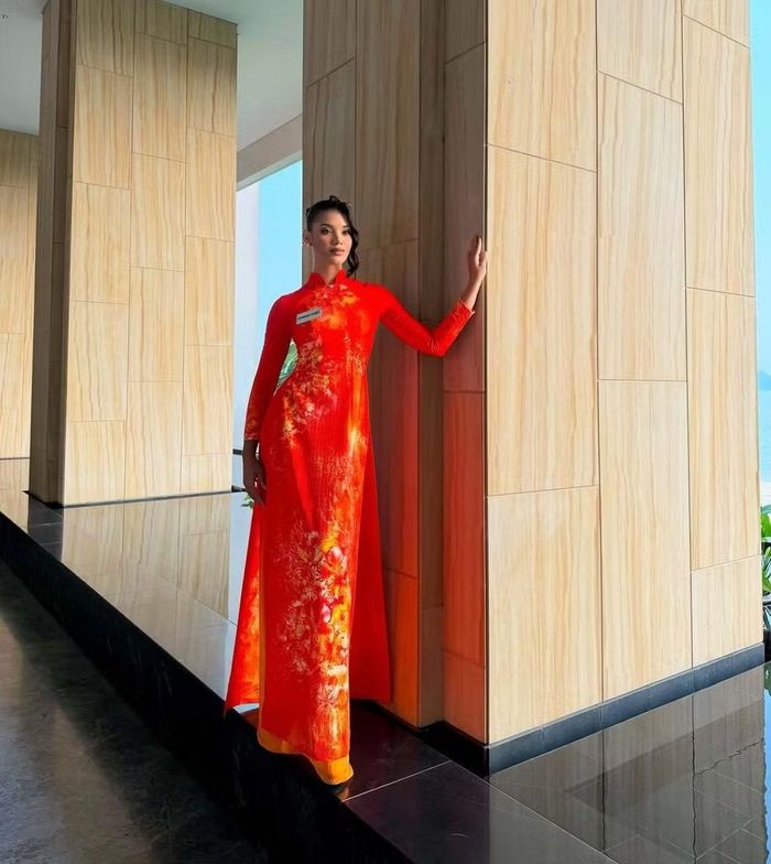 Tân Hoa hậu Thế giới tốt nghiệp ngành Quản trị Kinh doanh tại Đại học Iberoamericana. Cô hiện làm người mẫu, giáo viên và phóng viên.