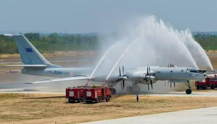 Sau khi phát hiện dấu hiệu đáng chú ý, Tu-142 có thể tiếp tục theo dõi mục tiêu và truyền thông tin cho các lực lượng khác.