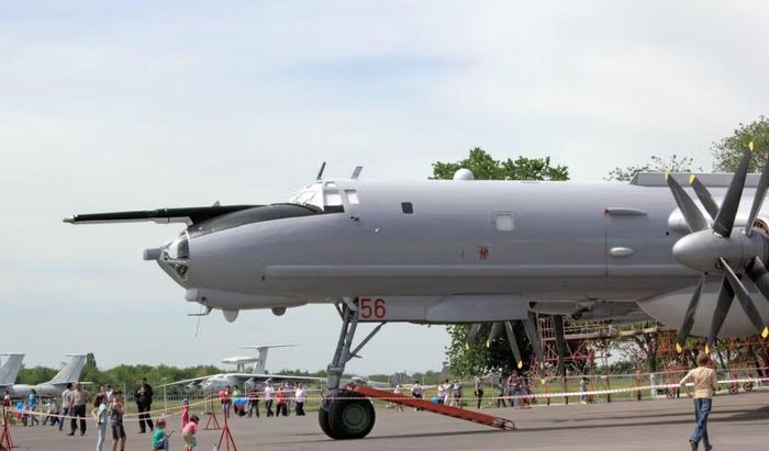Đáng chú ý, cuộc đối đầu này không chỉ diễn ra dưới mặt nước. Khi Tu-142 hoạt động gần các khu vực có lực lượng Mỹ và NATO, máy bay cũng có thể bị tiêm kích đối phương theo dõi hoặc hộ tống.