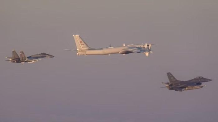 Năm 2015, 2 chiếc Tu-142 bay gần tàu sân bay USS Ronald Reagan ở Thái Bình Dương và khiến các tiêm kích F/A-18 được điều lên theo dõi, theo thông tin được công bố khi đó.