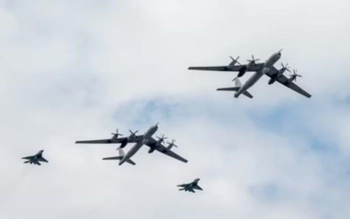 Khu vực hoạt động cũng rất rộng. Tu-142 từng thực hiện các chuyến bay trên Thái Bình Dương, Bắc Cực, Biển Barents và Bắc Đại Tây Dương.