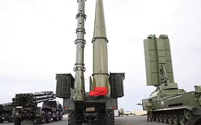 Trong khi đó những loại tên lửa hạng nặng như Kh-101, Kalibr, Iskander-M... sẽ được dùng để phá hủy một cách triệt để những cơ sở sản xuất điện trọng điểm như phòng turbine của nhà máy nhiệt điện, nhà máy thủy điện và trạm biến áp 750 kV trở lên.