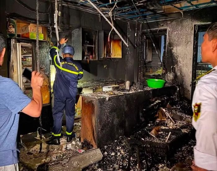 Lực lượng Cảnh sát PCCC và CNCH tiếp cận nơi xảy cháy để làm nhiệm vụ