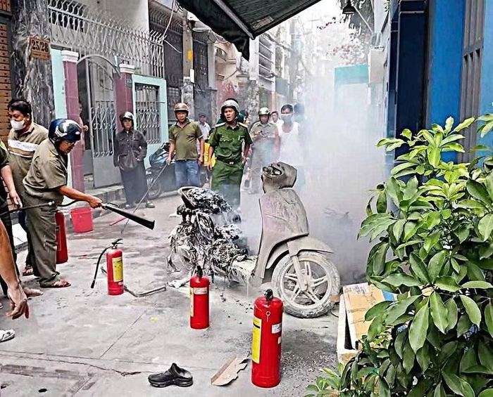 Xe điện chập cháy được lực lượng chức năng phát hiện kịp thời xử lý