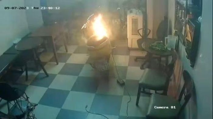 Xe điện bốc cháy khi sạc không đúng cách