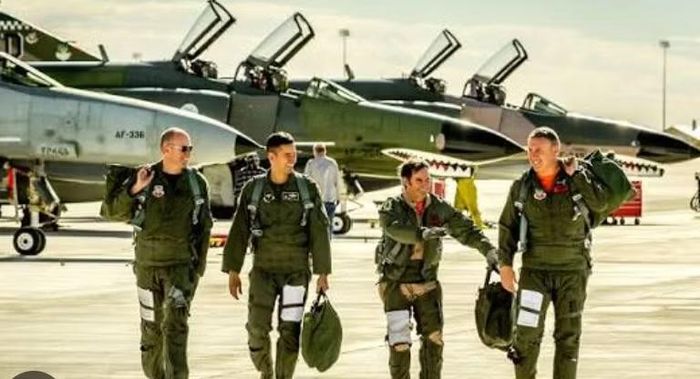 Những chiếc F-4 còn lại thuộc Phi đội 338, biên chế trong Liên đoàn Không quân chiến đấu 117.