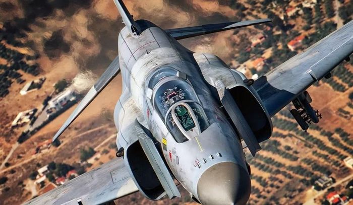 F-4 Phantom II là tiêm kích phản lực 2 chỗ ngồi do Mỹ phát triển, được đưa vào sử dụng từ những năm 1960.