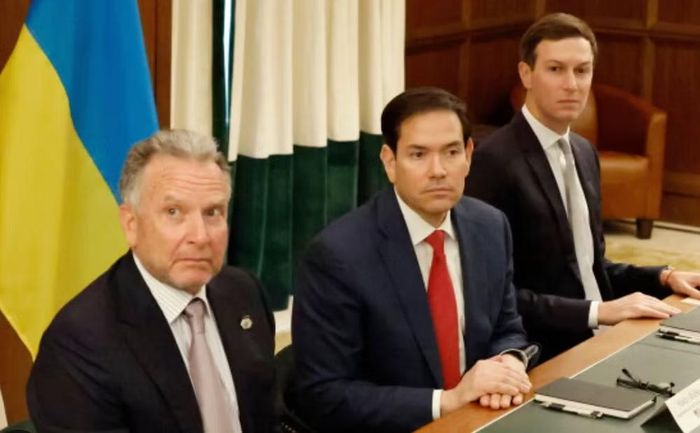 Giám đốc điều hành Quỹ Đầu tư Trực tiếp Nga (RDIF) Kirill Dmitriev trực tiếp tiễn 2 đặc phái viên và gọi chuyến đi là "một chuyến thăm kiến tạo hòa bình quan trọng".