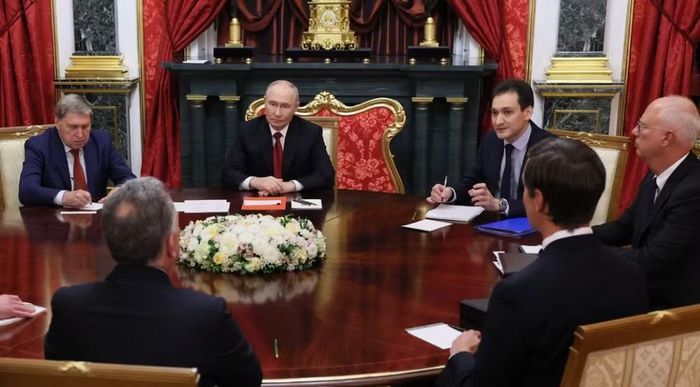 Sau cuộc gặp, đoàn xe chở ông Witkoff và ông Kushner rời Điện Kremlin, di chuyển tới sân bay Vnukovo ở phía tây nam Moscow.