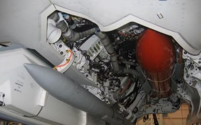 Điểm đáng chú ý là AGM-88G được thiết kế để mang bên trong khoang vũ khí của F-35A và F-35C. Cách bố trí này cho phép máy bay sử dụng tên lửa mà không phải treo toàn bộ vũ khí bên ngoài, qua đó duy trì tốt hơn khả năng tàng hình.