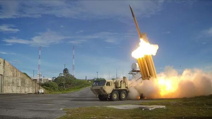 Trong khi đó THAAD (Terminal High Altitude Area Defense) là một hệ thống phòng thủ tên lửa tầm cao, được thiết kế để đánh chặn các mục tiêu đạn đạo, đặc biệt là ở phần quỹ đạo ngoài khí quyển khi bước vào giai đoạn công kích.