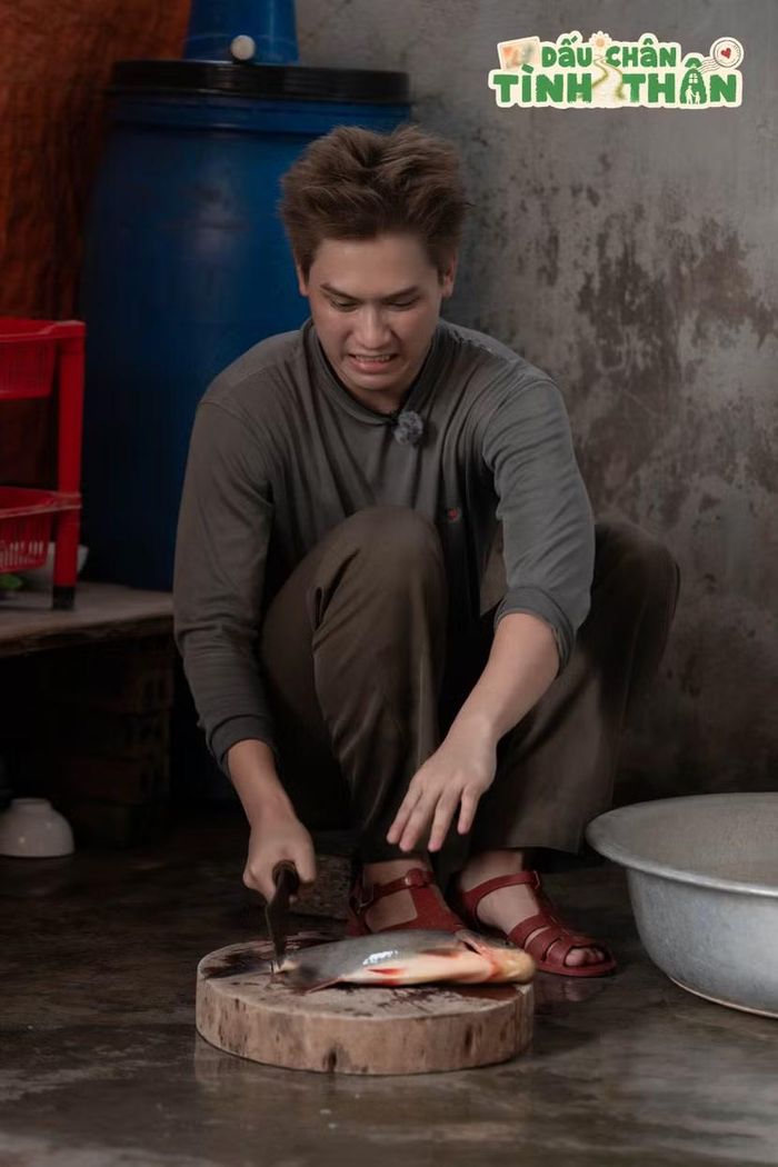 Đối diện với chú cá chim, Gia Huy không giấu được sự sợ hãi. Những động tác chặt cá còn vụng về, đường cắt “khúc sắc bén, khúc nham nhở” trở thành một trong những khoảnh khắc hài hước trong tập 2 của chương trình.