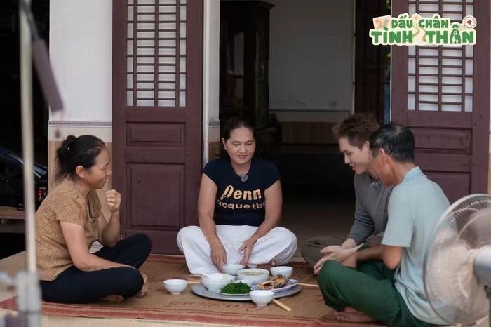 Võ Điền Gia Huy cùng gia đình quây quần bên mâm cơm do chính tay anh và mẹ chuẩn bị.