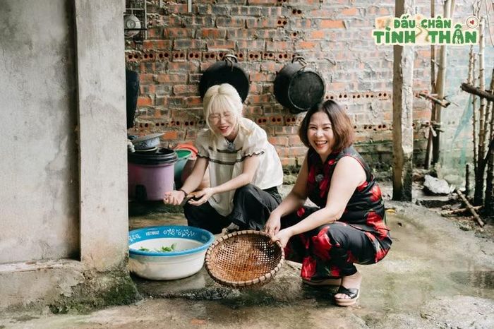 Hậu Hoàng cùng mẹ Hằng sơ chế các nguyên liệu để nấu cơm.