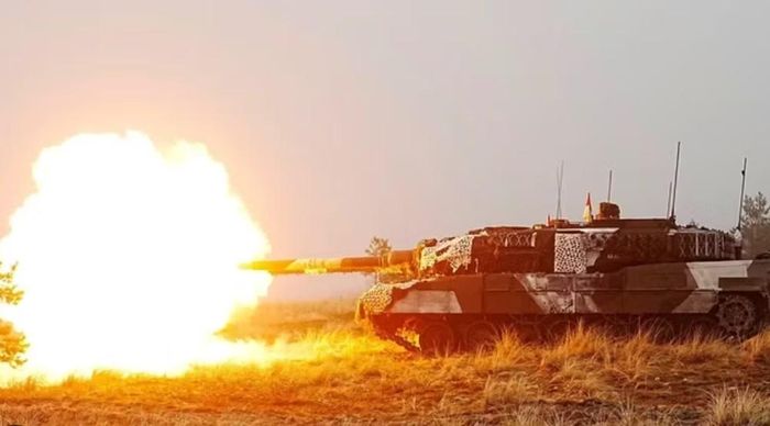Khác biệt dễ nhận thấy nhất nằm ở động cơ. Abrams sử dụng turbine khí, cho công suất lớn và khả năng cơ động tốt nhưng đặt ra yêu cầu riêng về nhiên liệu và hậu cần.