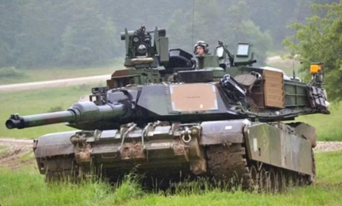 Về hỏa lực, 2 dòng xe đều sử dụng pháo 120 mm. Abrams M1A1/M1A2 sử dụng pháo M256, trong khi Leopard 2 sử dụng dòng pháo Rheinmetall 120 mm.