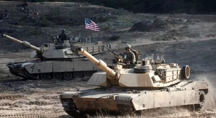 M1A1 sau đó chuyển sang pháo nòng trơn 120 mm. Thiết kế của Abrams đặc biệt chú trọng khả năng sống sót của kíp lái và tiếp tục nâng cấp trong nhiều thập niên.