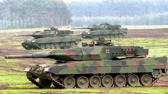 Các phiên bản Leopard 2 hiện đại có thể sử dụng pháo L55 dài hơn, còn Abrams tiếp tục phát triển hệ thống điều khiển hỏa lực và cảm biến.