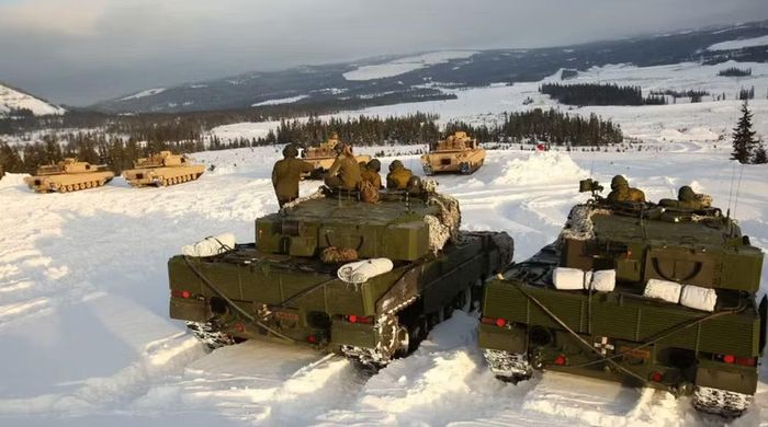 Abrams cũng ngày càng khác biệt nhờ quá trình số hóa. M1A2 được bổ sung kính ảnh nhiệt độc lập cho trưởng xe, hệ thống định vị, kiến trúc dữ liệu và khả năng truyền dữ liệu chiến thuật.