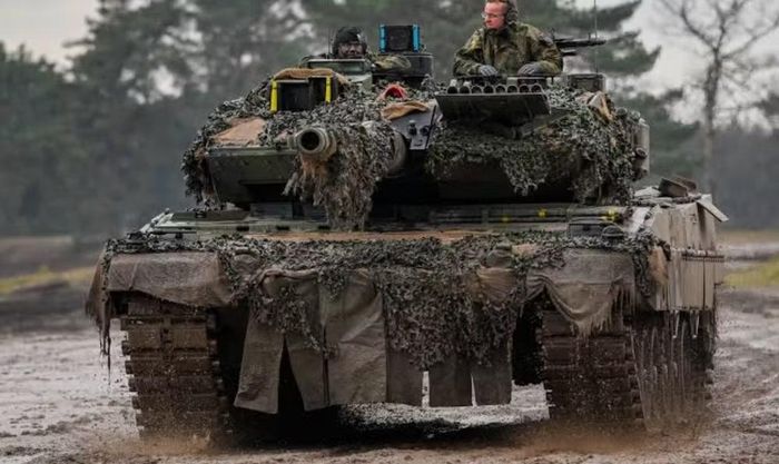 Leopard 2 đi theo hướng phát triển mô-đun tương tự nhưng duy trì một nền tảng tương đối cân bằng giữa hỏa lực, bảo vệ và cơ động.