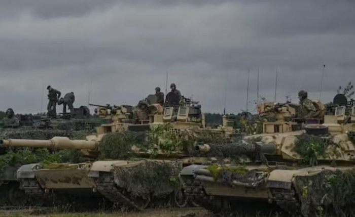 Abrams được đưa vào biên chế năm 1980. Ngay từ đầu, M1 được thiết kế với giáp composite, pháo 105 mm và động cơ turbine khí công suất 1.500 mã lực.