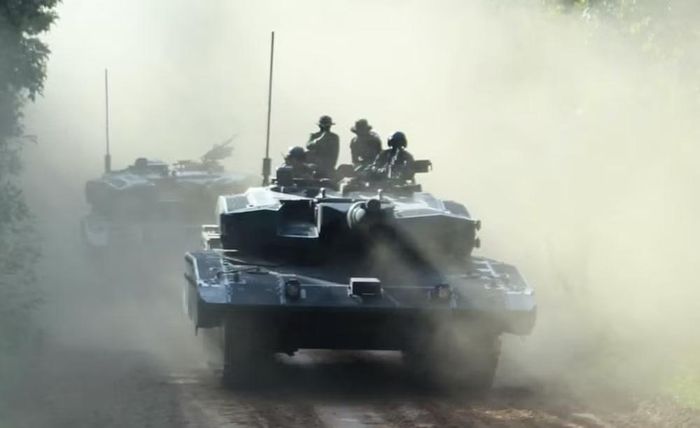 Leopard 2 bắt nguồn từ chương trình phát triển xe tăng chung Mỹ - Tây Đức, sau đó Đức tiếp tục phát triển riêng khi chương trình này chấm dứt. Leopard 2 chính thức được đưa vào sử dụng từ năm 1979.