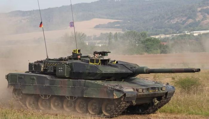 Leopard 2 lại sử dụng động cơ diesel tăng áp công suất 1.500 mã lực. Phiên bản Leopard 2 hiện đại của Đức sử dụng pháo nòng trơn 120 mm, kíp lái 4 người và có tốc độ tối đa khoảng 68 km/h.