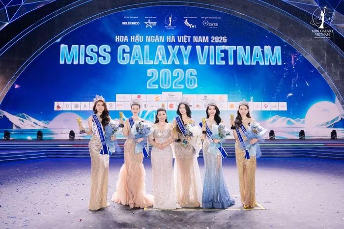 Thạc sĩ Đàm Hương Thủy, Trưởng ban tổ chức "Miss Galaxy Vietnam 2026" cùng Top 5 chung cuộc sau phần thi ứng xử phân định ngôi vị Hoa hậu và 4 Á hậu