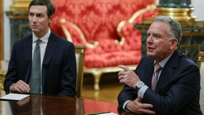 Đặc phái viên của Tổng thống Mỹ Donald Trump, Steve Witkoff (bên phải) phát biểu tại cuộc gặp