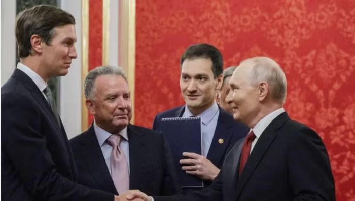 Ông Andrii Kovalenko, người đứng đầu Trung tâm Chống Thông tin Sai lệch của Ukraine, lưu ý lệnh tạm dừng do Điện Kremlin công bố chỉ áp dụng đối với Kiev, không đề cập các khu vực khác của Ukraine.