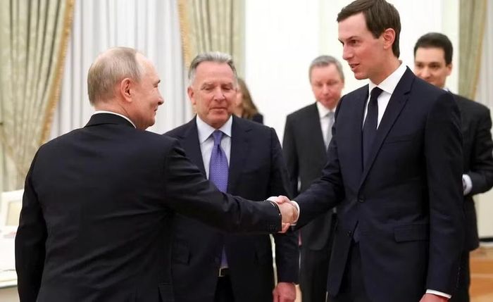 Theo ông Ushakov, 2 đặc phái viên Mỹ sẽ đưa những đánh giá của Tổng thống Putin về các biện pháp giải quyết xung đột vào chương trình làm việc tại Kiev ngày 6/9. Ông cũng xác nhận các đặc phái viên đã chuẩn bị một loạt đề xuất toàn diện.