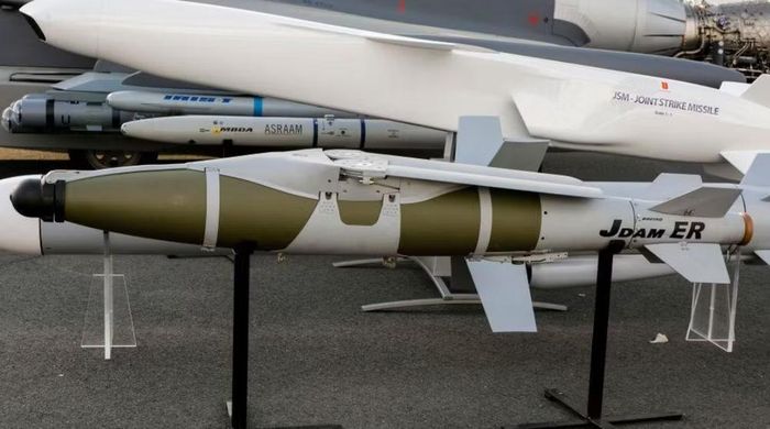 JDAM tiêu chuẩn có tầm bay 24-28 km, trong khi JDAM-ER có thể đạt hơn 74 km trong điều kiện phù hợp.