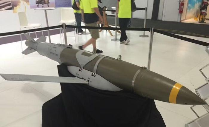Điểm đáng chú ý của JDAM-ER là khả năng mở rộng tầm bay nhờ cánh lượn. Khác với vũ khí có động cơ, loại bom này không sử dụng động cơ đẩy sau khi phóng.